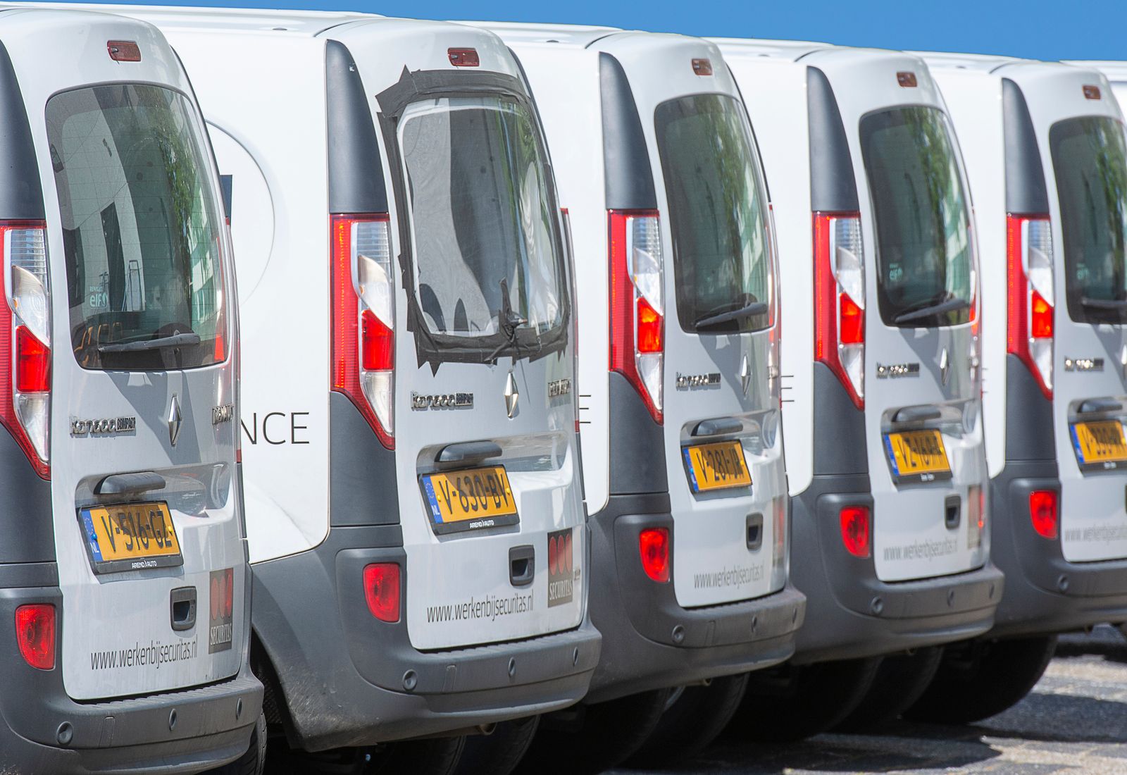 Une flotte de camions de service alignés et prêts
